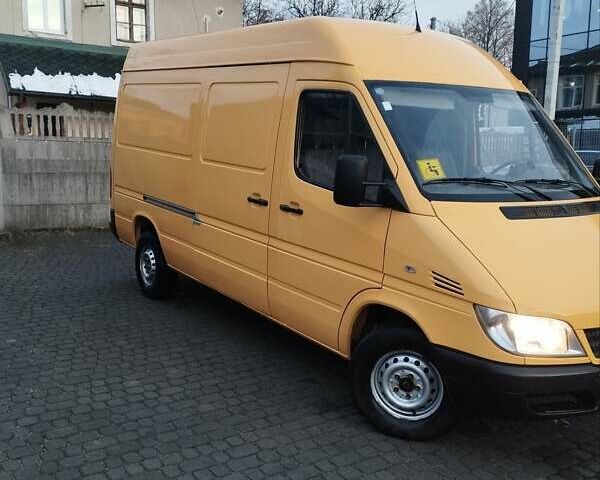 Желтый Мерседес Sprinter, объемом двигателя 2.2 л и пробегом 416 тыс. км за 9000 $, фото 1 на Automoto.ua