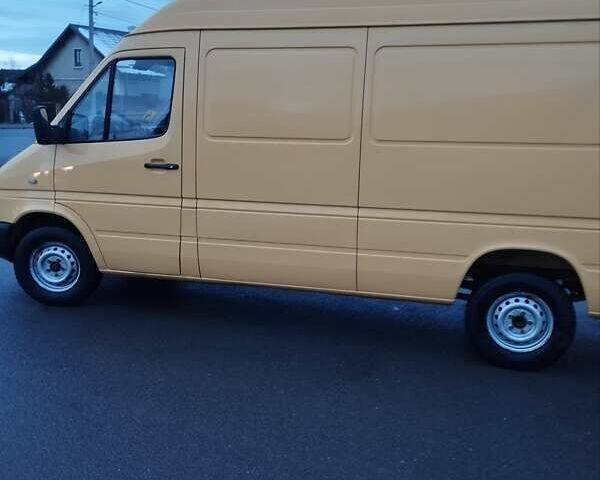Желтый Мерседес Sprinter, объемом двигателя 2.2 л и пробегом 416 тыс. км за 9000 $, фото 3 на Automoto.ua
