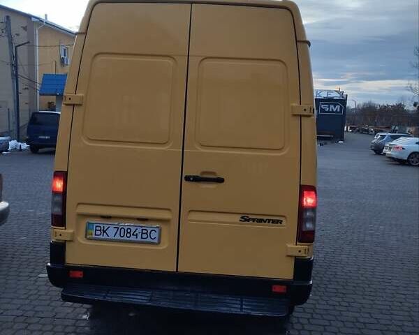Желтый Мерседес Sprinter, объемом двигателя 2.2 л и пробегом 416 тыс. км за 9000 $, фото 7 на Automoto.ua