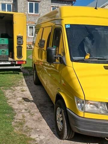 Желтый Мерседес Sprinter, объемом двигателя 2.3 л и пробегом 455 тыс. км за 6700 $, фото 2 на Automoto.ua