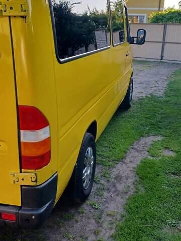 Желтый Мерседес Sprinter, объемом двигателя 2.3 л и пробегом 455 тыс. км за 6700 $, фото 16 на Automoto.ua