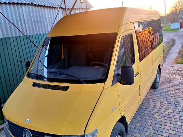 Желтый Мерседес Sprinter, объемом двигателя 2.9 л и пробегом 689 тыс. км за 6200 $, фото 4 на Automoto.ua
