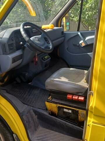 Желтый Мерседес Sprinter, объемом двигателя 2.3 л и пробегом 455 тыс. км за 6700 $, фото 1 на Automoto.ua