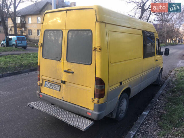 Желтый Мерседес Sprinter, объемом двигателя 2.3 л и пробегом 593 тыс. км за 6000 $, фото 3 на Automoto.ua
