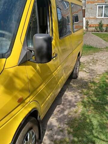 Желтый Мерседес Sprinter, объемом двигателя 2.3 л и пробегом 455 тыс. км за 6700 $, фото 3 на Automoto.ua