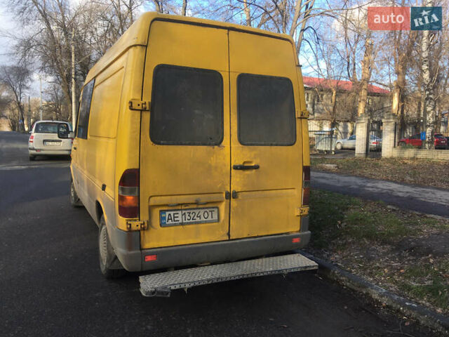 Желтый Мерседес Sprinter, объемом двигателя 2.3 л и пробегом 593 тыс. км за 6000 $, фото 4 на Automoto.ua