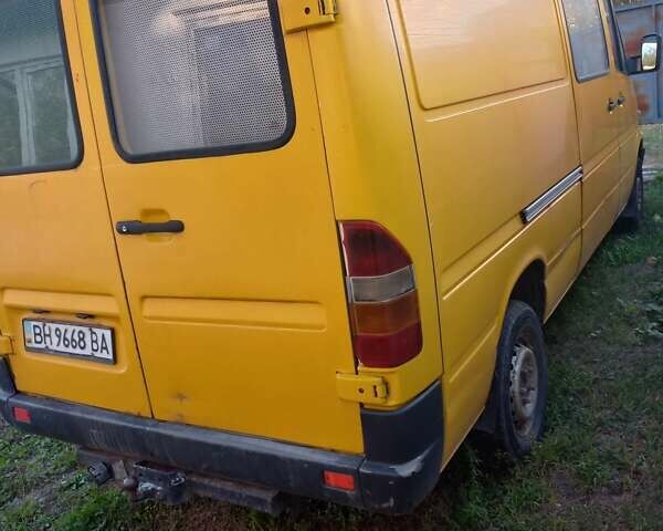 Желтый Мерседес Sprinter, объемом двигателя 2.3 л и пробегом 600 тыс. км за 5700 $, фото 1 на Automoto.ua
