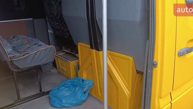 Желтый Мерседес Sprinter, объемом двигателя 2.2 л и пробегом 300 тыс. км за 15000 $, фото 4 на Automoto.ua