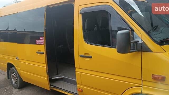 Желтый Мерседес Sprinter, объемом двигателя 2.2 л и пробегом 300 тыс. км за 15000 $, фото 2 на Automoto.ua