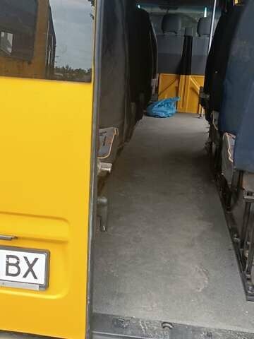 Желтый Мерседес Sprinter, объемом двигателя 2.2 л и пробегом 300 тыс. км за 15000 $, фото 3 на Automoto.ua