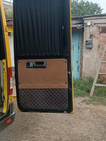 Желтый Мерседес Sprinter, объемом двигателя 2.2 л и пробегом 300 тыс. км за 15000 $, фото 9 на Automoto.ua