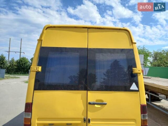 Желтый Мерседес Sprinter, объемом двигателя 2.2 л и пробегом 827 тыс. км за 4900 $, фото 2 на Automoto.ua