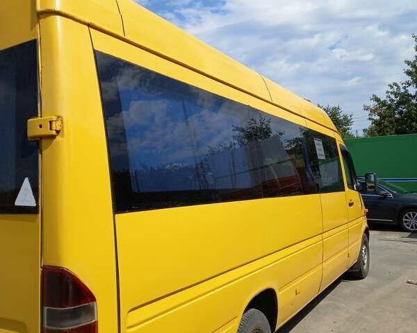 Желтый Мерседес Sprinter, объемом двигателя 2.2 л и пробегом 827 тыс. км за 4900 $, фото 3 на Automoto.ua