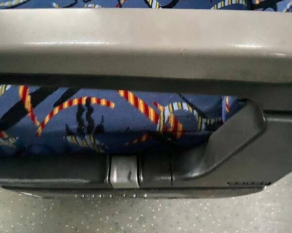 Желтый Мерседес Sprinter, объемом двигателя 2.2 л и пробегом 700 тыс. км за 10500 $, фото 6 на Automoto.ua