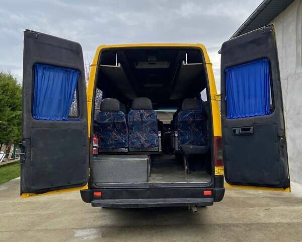 Желтый Мерседес Sprinter, объемом двигателя 2.2 л и пробегом 700 тыс. км за 10500 $, фото 7 на Automoto.ua