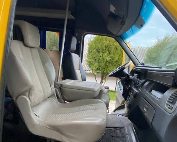 Желтый Мерседес Sprinter, объемом двигателя 2.2 л и пробегом 700 тыс. км за 10500 $, фото 2 на Automoto.ua