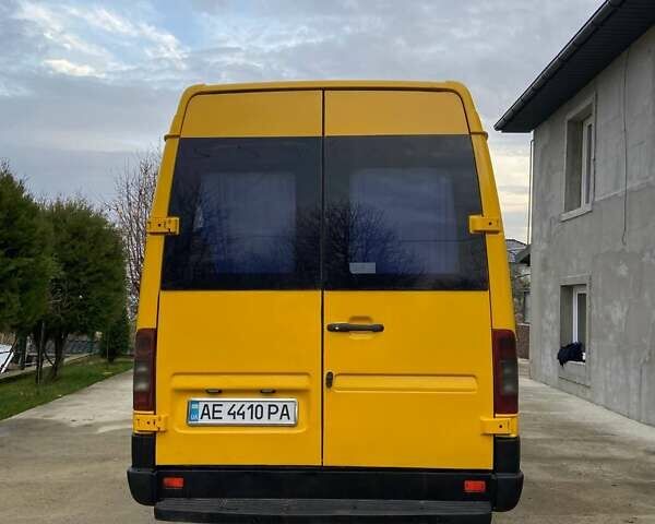 Желтый Мерседес Sprinter, объемом двигателя 2.2 л и пробегом 700 тыс. км за 10500 $, фото 4 на Automoto.ua