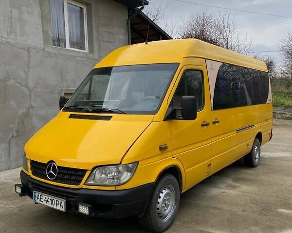 Желтый Мерседес Sprinter, объемом двигателя 2.2 л и пробегом 700 тыс. км за 10500 $, фото 8 на Automoto.ua