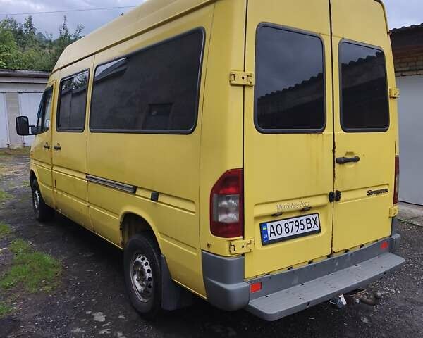Желтый Мерседес Sprinter, объемом двигателя 2.2 л и пробегом 379 тыс. км за 8000 $, фото 2 на Automoto.ua