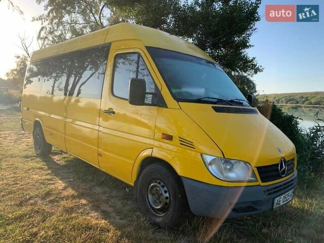 Желтый Мерседес Sprinter, объемом двигателя 2.15 л и пробегом 500 тыс. км за 8000 $, фото 2 на Automoto.ua