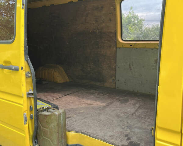 Желтый Мерседес Sprinter, объемом двигателя 2.15 л и пробегом 490 тыс. км за 9500 $, фото 15 на Automoto.ua