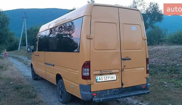 Желтый Мерседес Sprinter, объемом двигателя 2.1 л и пробегом 650 тыс. км за 7100 $, фото 6 на Automoto.ua
