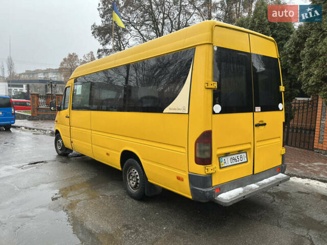 Желтый Мерседес Sprinter, объемом двигателя 2.2 л и пробегом 300 тыс. км за 9900 $, фото 5 на Automoto.ua