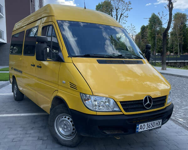 Желтый Мерседес Sprinter, объемом двигателя 2.69 л и пробегом 520 тыс. км за 8499 $, фото 1 на Automoto.ua
