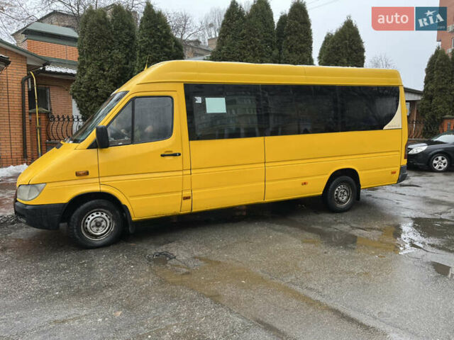 Желтый Мерседес Sprinter, объемом двигателя 2.2 л и пробегом 300 тыс. км за 9900 $, фото 4 на Automoto.ua