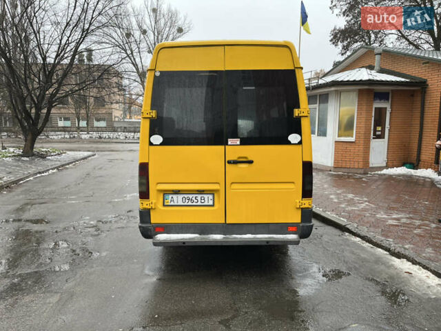 Желтый Мерседес Sprinter, объемом двигателя 2.2 л и пробегом 300 тыс. км за 9900 $, фото 2 на Automoto.ua
