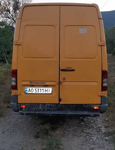 Желтый Мерседес Sprinter, объемом двигателя 2.1 л и пробегом 650 тыс. км за 7100 $, фото 25 на Automoto.ua