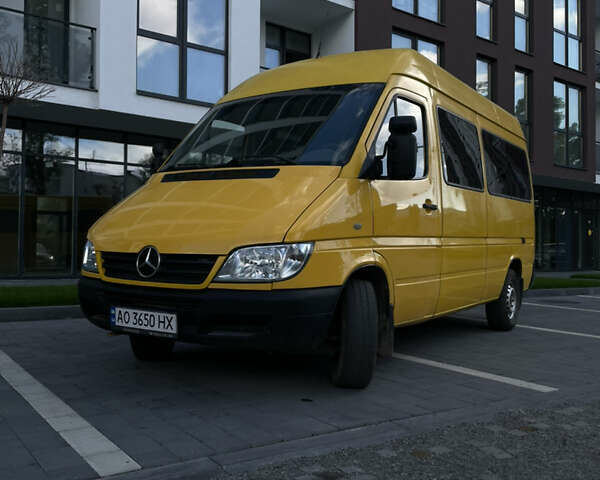 Желтый Мерседес Sprinter, объемом двигателя 2.69 л и пробегом 520 тыс. км за 8499 $, фото 2 на Automoto.ua