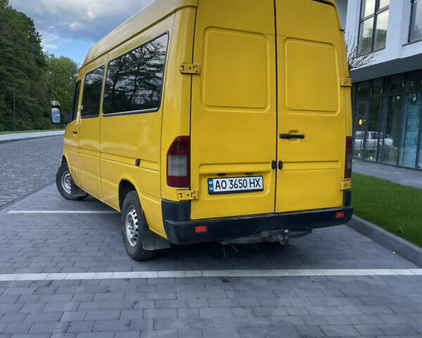 Желтый Мерседес Sprinter, объемом двигателя 2.69 л и пробегом 520 тыс. км за 8499 $, фото 3 на Automoto.ua