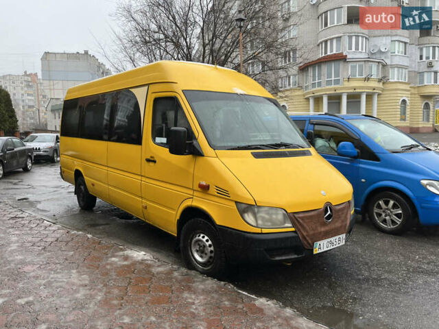 Желтый Мерседес Sprinter, объемом двигателя 2.2 л и пробегом 300 тыс. км за 9900 $, фото 3 на Automoto.ua