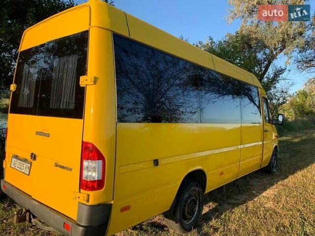 Желтый Мерседес Sprinter, объемом двигателя 2.15 л и пробегом 500 тыс. км за 8000 $, фото 1 на Automoto.ua