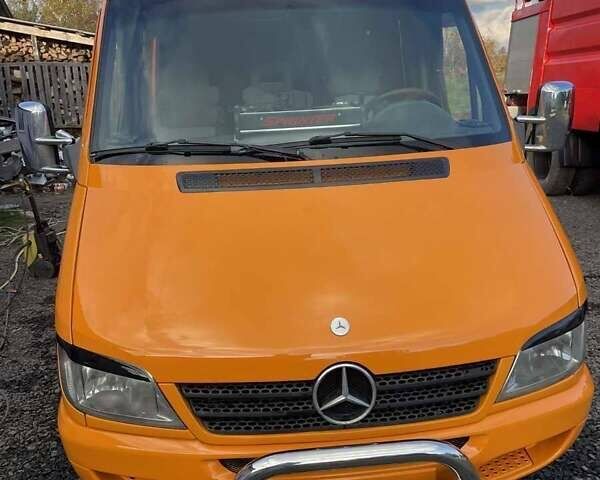 Желтый Мерседес Sprinter, объемом двигателя 2.7 л и пробегом 620 тыс. км за 9800 $, фото 1 на Automoto.ua