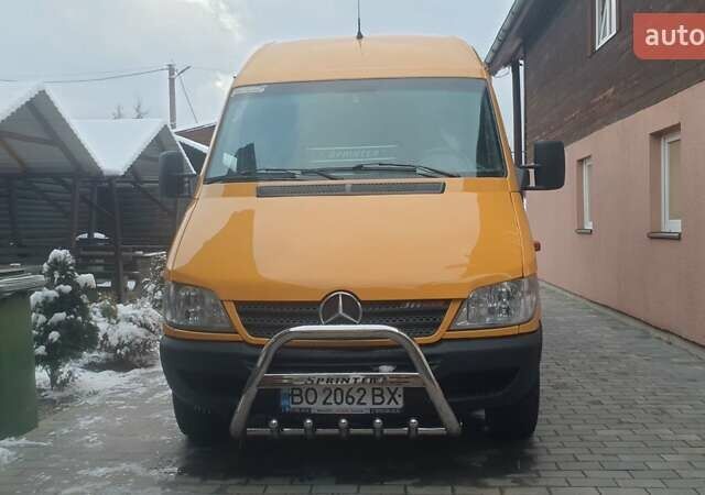 Желтый Мерседес Sprinter, объемом двигателя 2.7 л и пробегом 111 тыс. км за 10050 $, фото 1 на Automoto.ua
