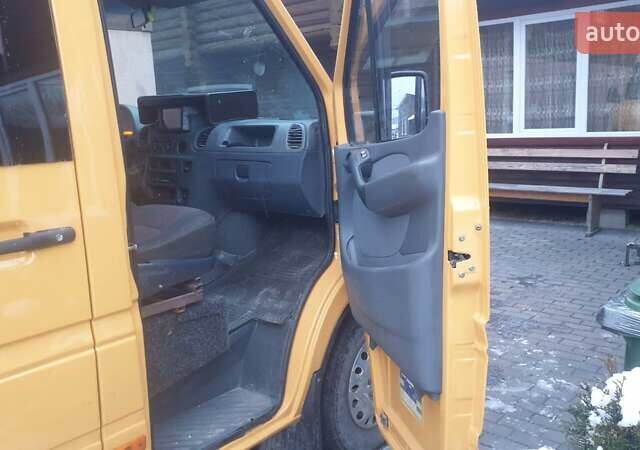 Желтый Мерседес Sprinter, объемом двигателя 2.7 л и пробегом 111 тыс. км за 10050 $, фото 9 на Automoto.ua