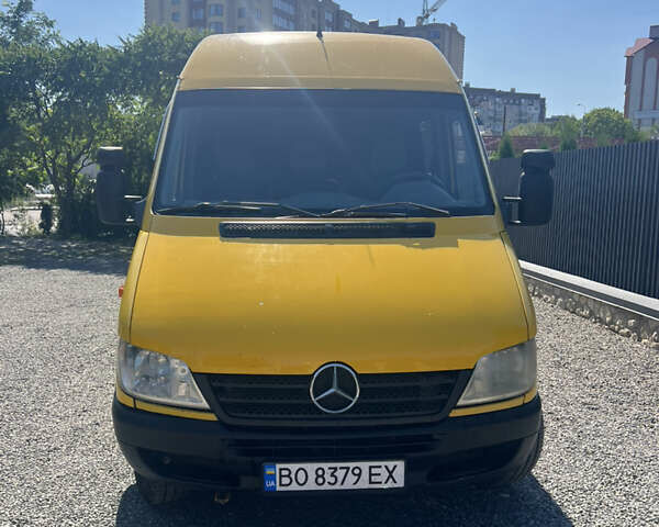 Желтый Мерседес Sprinter, объемом двигателя 2.69 л и пробегом 800 тыс. км за 10200 $, фото 1 на Automoto.ua