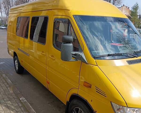 Желтый Мерседес Sprinter, объемом двигателя 2.7 л и пробегом 650 тыс. км за 11200 $, фото 1 на Automoto.ua