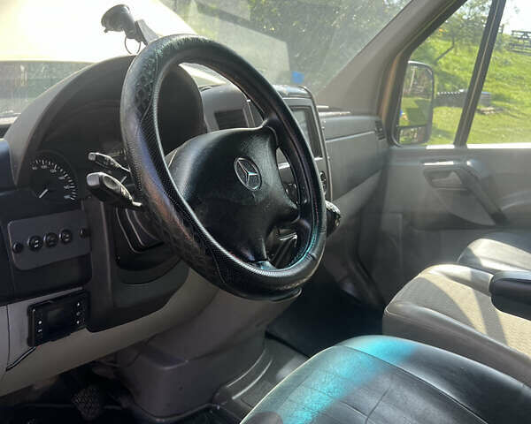 Желтый Мерседес Sprinter, объемом двигателя 2.99 л и пробегом 400 тыс. км за 14500 $, фото 13 на Automoto.ua