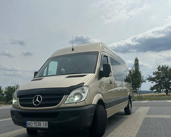 Желтый Мерседес Sprinter, объемом двигателя 2.99 л и пробегом 400 тыс. км за 14500 $, фото 17 на Automoto.ua