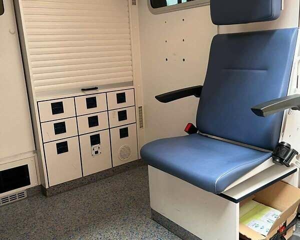 Желтый Мерседес Sprinter, объемом двигателя 2.2 л и пробегом 321 тыс. км за 13804 $, фото 4 на Automoto.ua