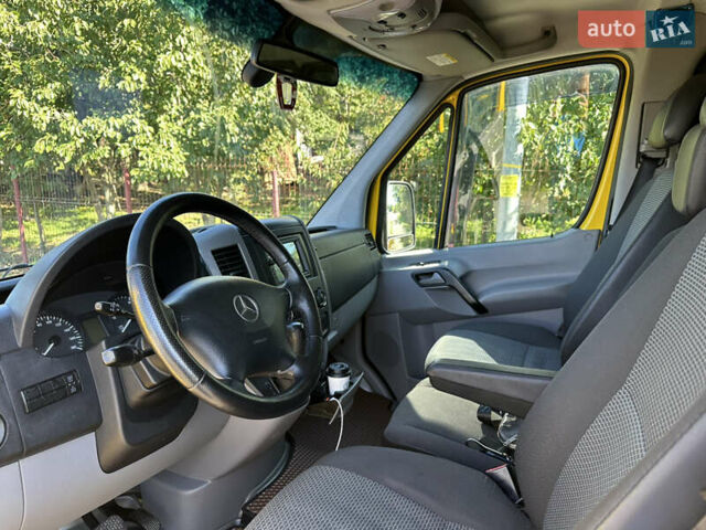 Желтый Мерседес Sprinter, объемом двигателя 2.15 л и пробегом 295 тыс. км за 15500 $, фото 8 на Automoto.ua