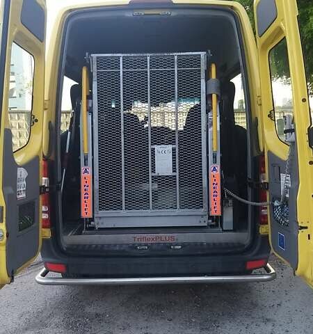 Желтый Мерседес Sprinter, объемом двигателя 2.1 л и пробегом 250 тыс. км за 12800 $, фото 4 на Automoto.ua