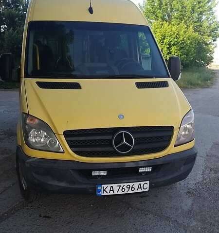 Желтый Мерседес Sprinter, объемом двигателя 2.1 л и пробегом 250 тыс. км за 12800 $, фото 3 на Automoto.ua