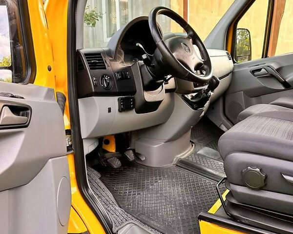 Желтый Мерседес Sprinter, объемом двигателя 2.2 л и пробегом 700 тыс. км за 17999 $, фото 5 на Automoto.ua