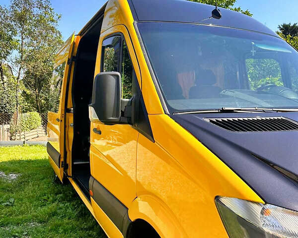 Желтый Мерседес Sprinter, объемом двигателя 2.2 л и пробегом 700 тыс. км за 17999 $, фото 1 на Automoto.ua