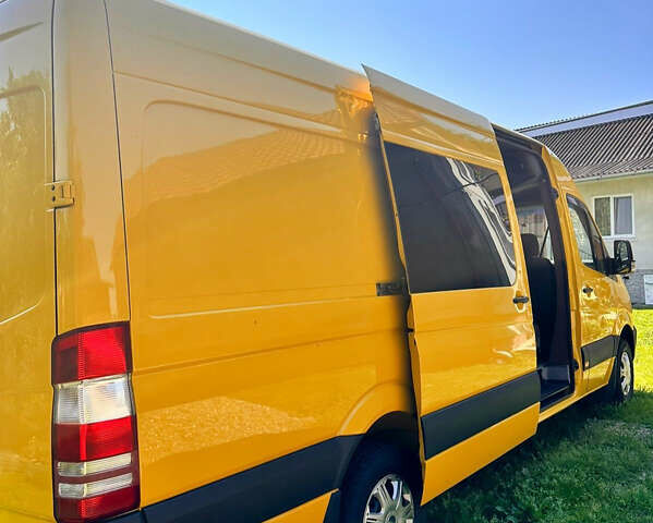 Желтый Мерседес Sprinter, объемом двигателя 2.2 л и пробегом 700 тыс. км за 17999 $, фото 3 на Automoto.ua