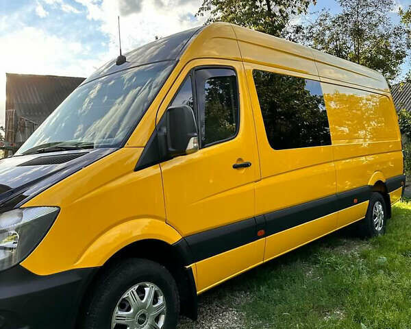 Желтый Мерседес Sprinter, объемом двигателя 2.2 л и пробегом 700 тыс. км за 17999 $, фото 2 на Automoto.ua